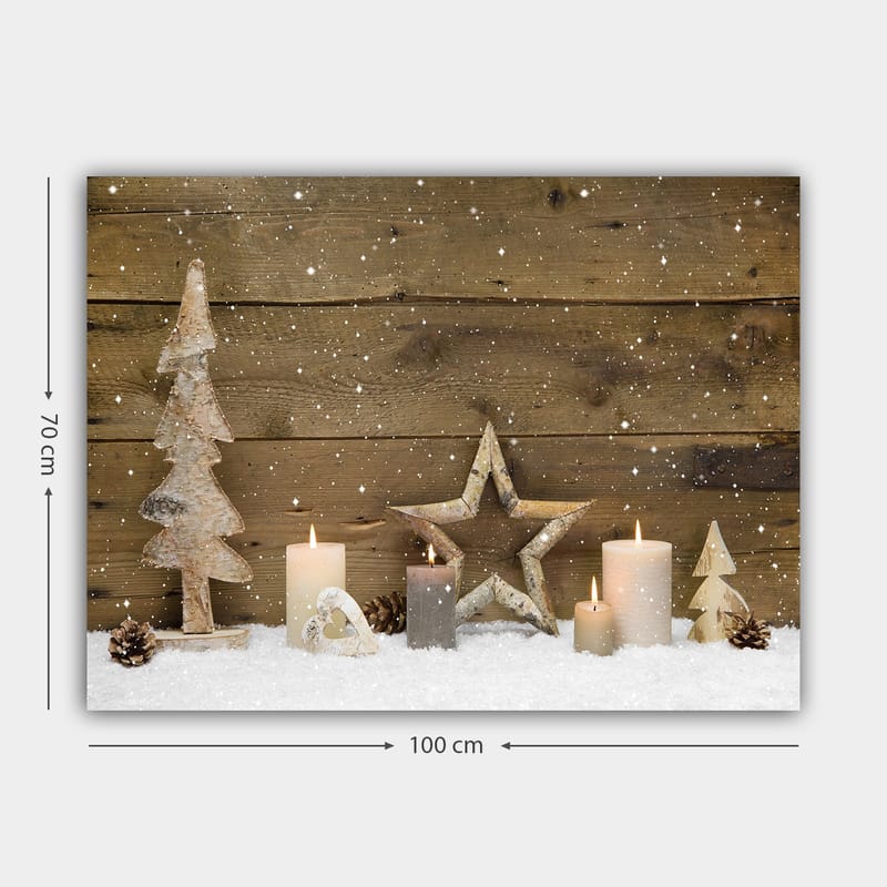 Canvastavla 70x100 cm - Vinterlig dekoration med ljus, träd och stjärnor på en snötäckt yta - Vit / Grå / Brun - Inredning - Tavlor & konst - Canvastavlor