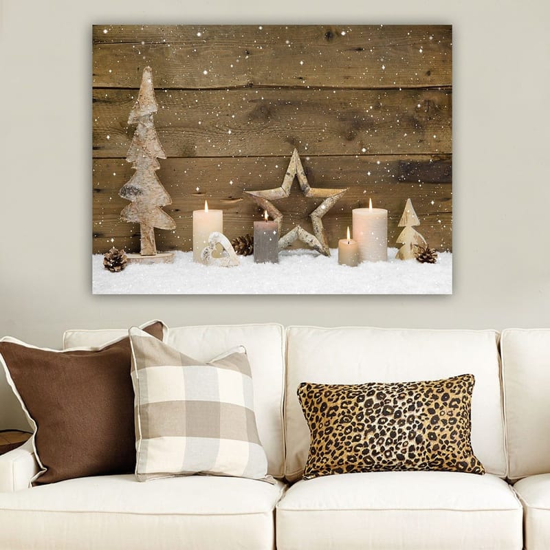 Canvastavla 70x100 cm - Vinterlig dekoration med ljus, träd och stjärnor på en snötäckt yta - Vit / Grå / Brun - Inredning - Tavlor & konst - Canvastavlor