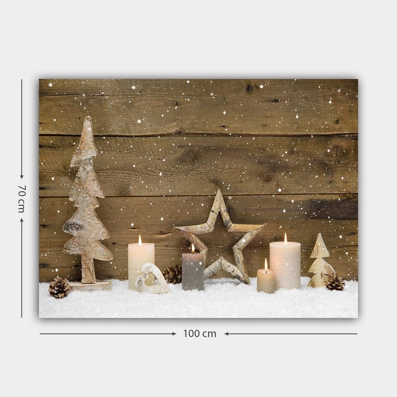 Canvastavla 70x100 cm - Vinterlig dekoration med ljus, träd och stjärnor på en snötäckt yta - Vit / Grå / Brun - Inredning - Tavlor & konst - Canvastavlor