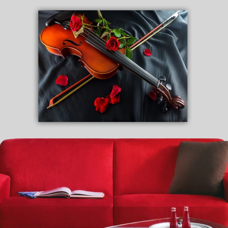 Canvastavla 70x100 cm - Violin omgiven av röda rosor och rosenblad på en mörk bakgrund - Brun / Röd / Grön - Inredning - Tavlor & konst - Canvastavlor