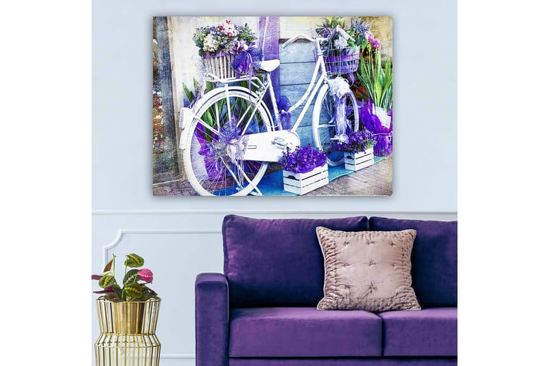Canvastavla 70x100 cm - Vit cykel dekorerad med blommor och lila detaljer - Lila / Vit - Inredning - Tavlor & konst - Canvastavlor