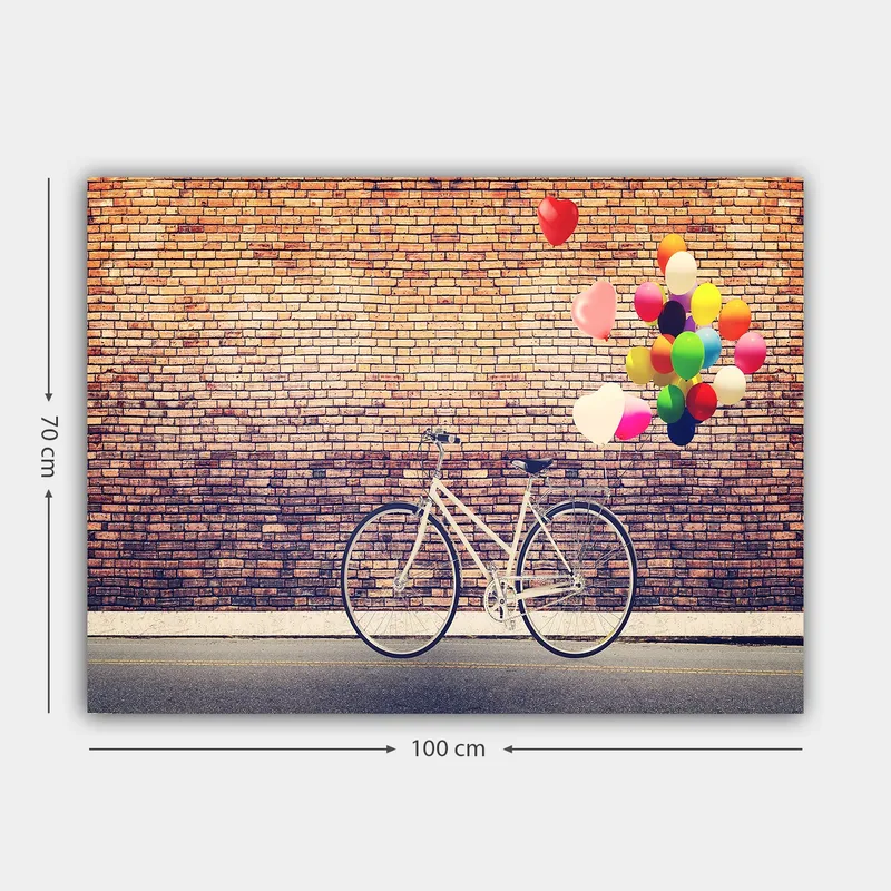 Canvastavla 70x100 cm - Vit cykel med färgglada ballonger som svävar ovanför mot en tegelvägg - Vit / Röd / Gul - Inredning - Tavlor & konst - Canvastavlor