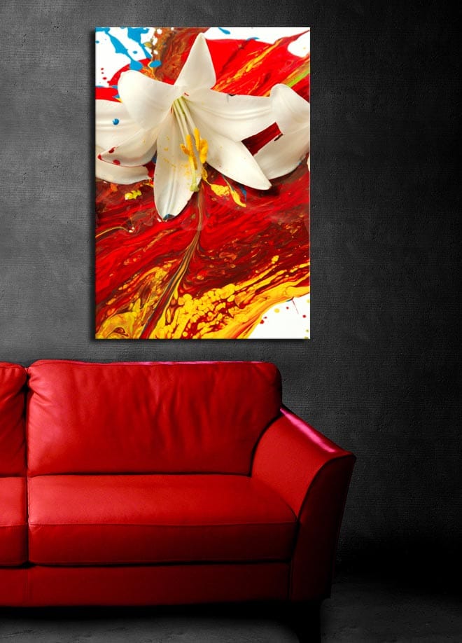 Canvastavla 70x100 cm - Vit lilja som framträder mot en bakgrund av intensiva röda och gula färger - Röd / Gul / Vit - Inredning - Tavlor & konst - Canvastavlor