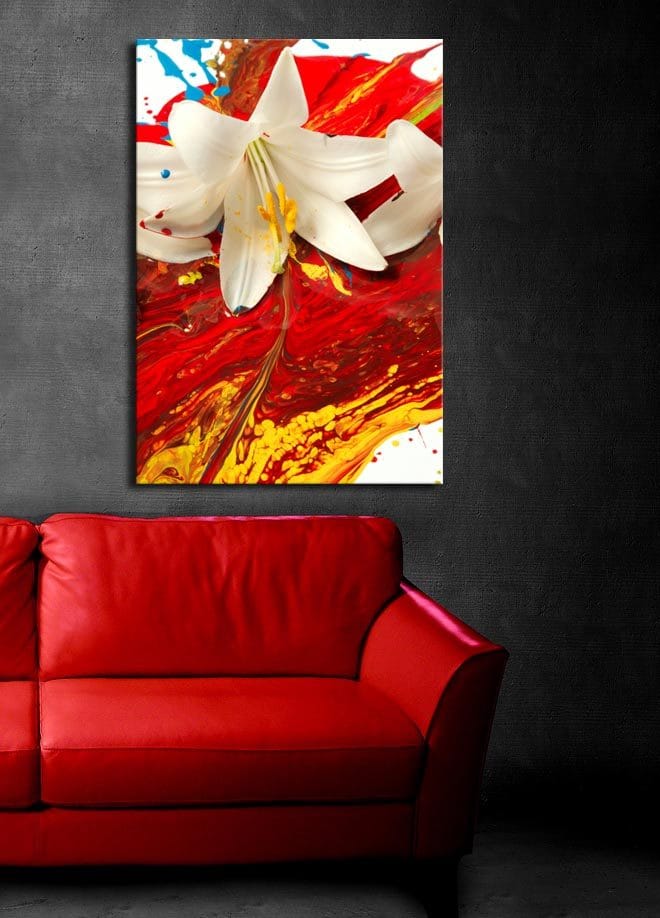 Canvastavla 70x100 cm - Vit lilja som framträder mot en bakgrund av intensiva röda och gula färger - Röd / Gul / Vit - Inredning - Tavlor & konst - Canvastavlor