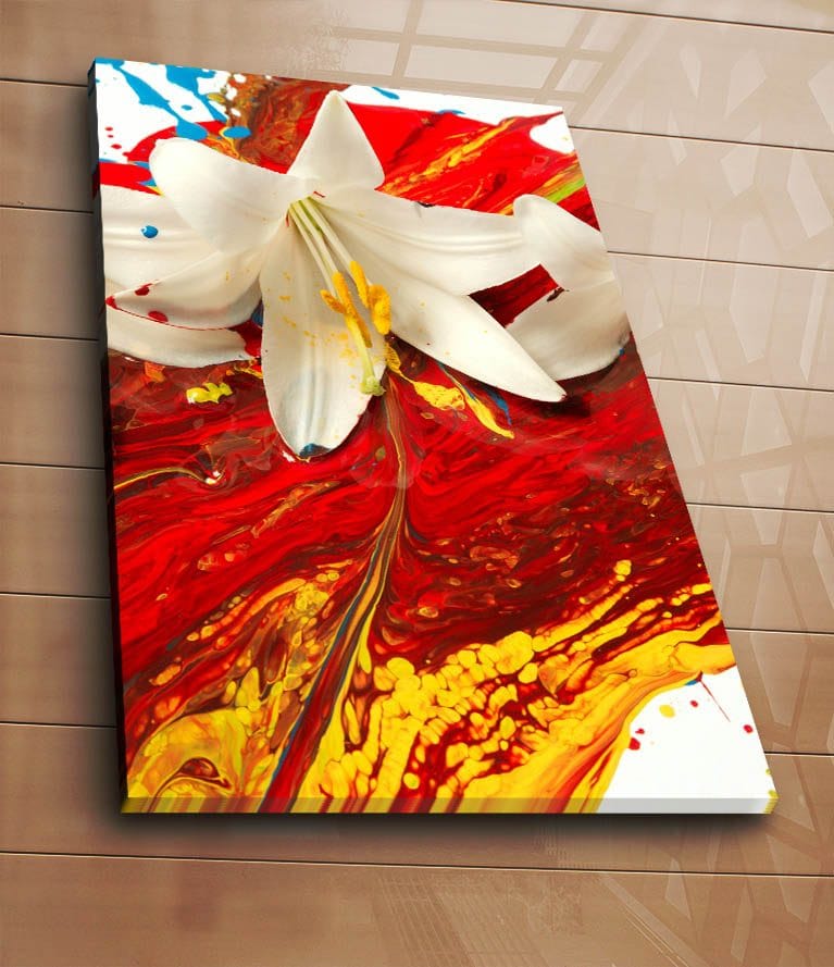 Canvastavla 70x100 cm - Vit lilja som framträder mot en bakgrund av intensiva röda och gula färger - Röd / Gul / Vit - Inredning - Tavlor & konst - Canvastavlor