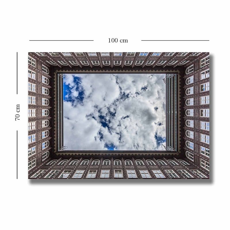 Canvastavla 70x100 cm - Vy av en byggnadsfasad som ramar in en spegelbild av himlen - Mörkbrun / Vit / Ljusblå - Inredning - Tavlor & konst - Canvastavlor