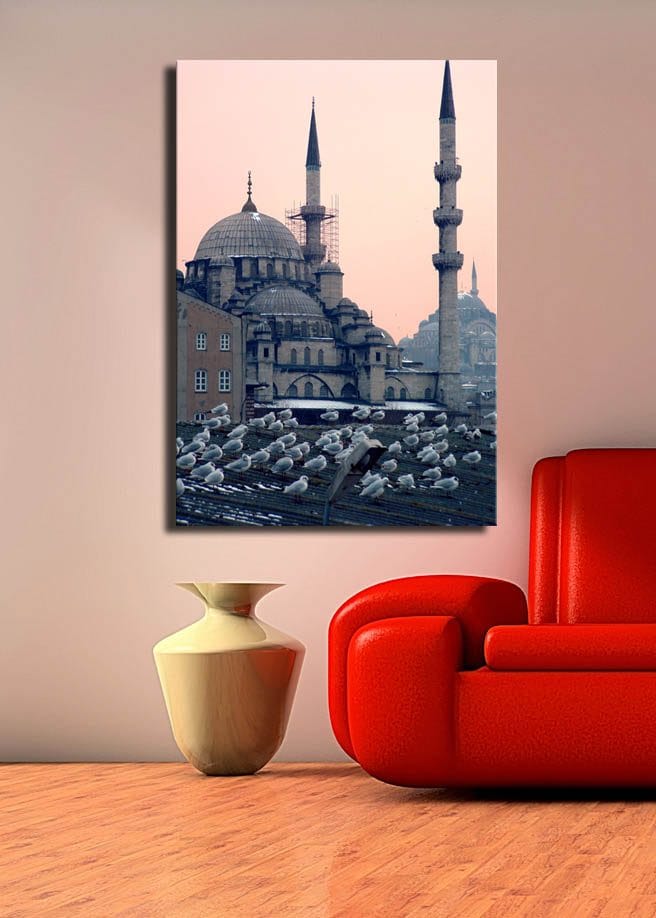 Canvastavla 70x100 cm - Vy av en historisk moské med fåglar som sitter på taket - Grå / Blå / Beige - Inredning - Tavlor & konst - Canvastavlor