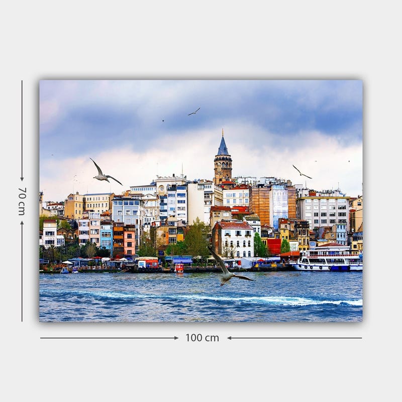 Canvastavla 70x100 cm - Vy av en stad med en historisk klocktorn och fåglar som sväva över vattnet - Blå / Vit / Beige - Inredning - Tavlor & konst - Canvastavlor