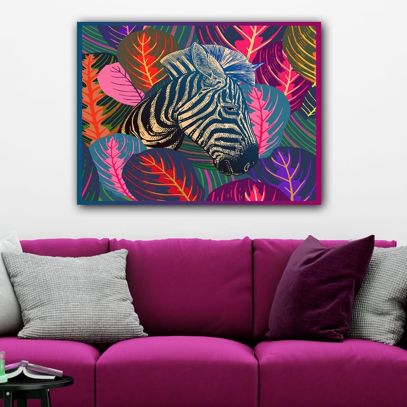 Canvastavla 70x100 cm - Zebra som framträder bland färgglada lövverk - Svart / Rosa / Grön - Inredning - Tavlor & konst - Canvastavlor