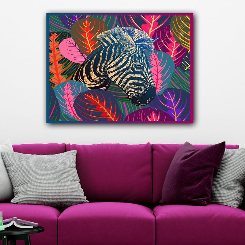 Canvastavla 70x100 cm - Zebra som framträder bland färgglada lövverk - Svart / Rosa / Grön - Inredning - Tavlor & konst - Canvastavlor