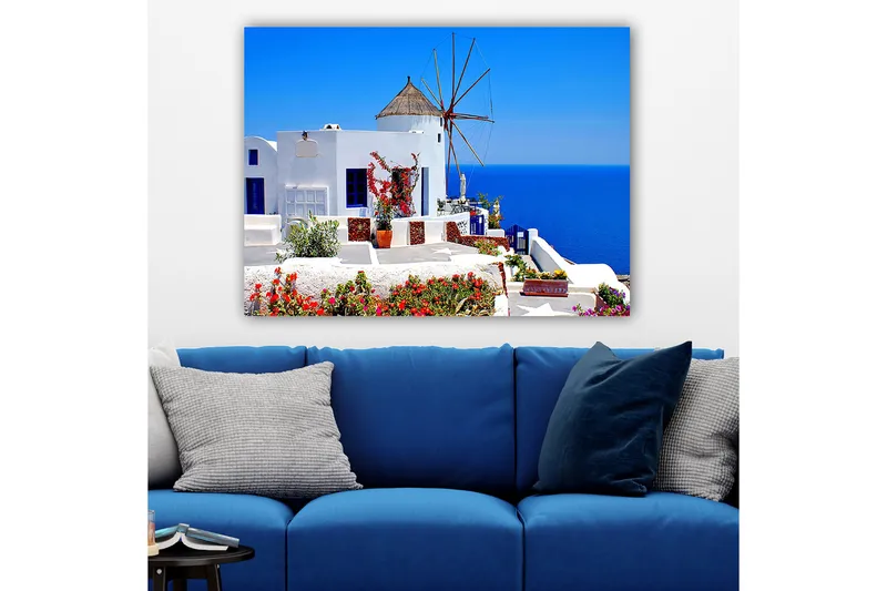 Canvastavla 70x100 cm - Pittoresk vy av en vitkalkad byggnad med en traditionell vindmölla och färgglada blommor i Santorini - Vit / Blå / Röd - Inredning - Tavlor & konst - Canvastavlor