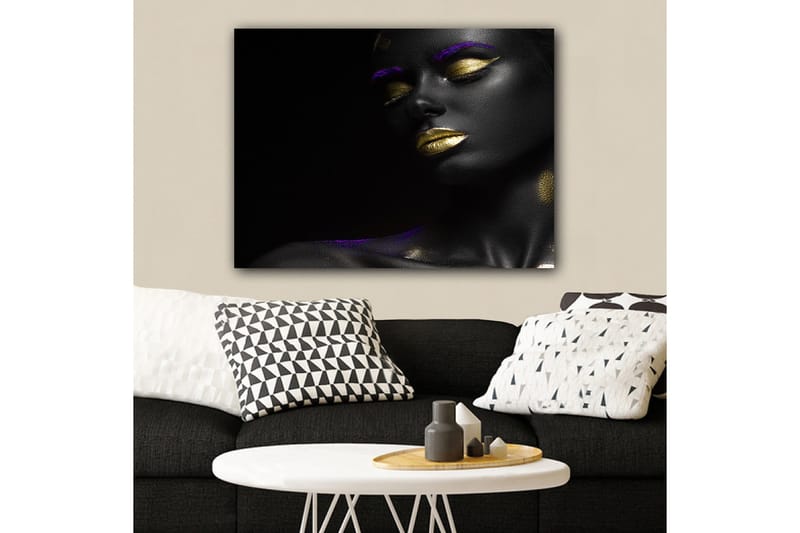 Canvastavla 70x100 cm - Porträtt av en kvinna med svart hud och guldiga läppar, accentuerat med lila detaljer - Svart / Guld / Lila - Inredning - Tavlor & konst - Canvastavlor