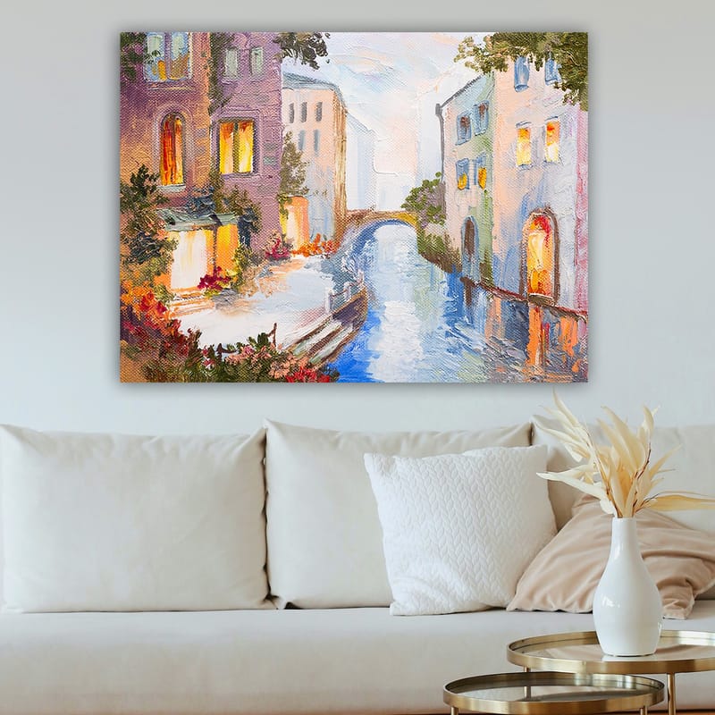 Canvastavla 70x100 cm - Pittoresk kanal med färgglada hus och en bro som speglas i vattnet - Ljusblå / Lila / Orange - Inredning - Tavlor & konst - Canvastavlor