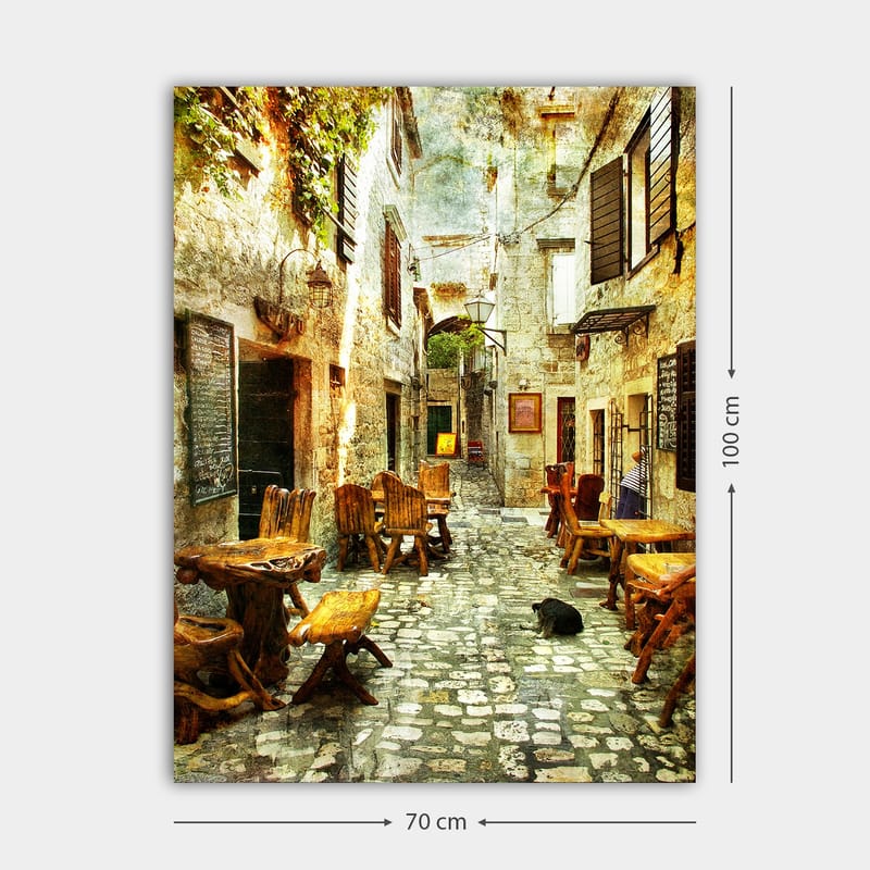 Canvastavla 70x100 cm - Pittoresk gränd med träbord och stolar, omgiven av gamla stenhus - Brun / Grå / Grön - Inredning - Tavlor & konst - Canvastavlor
