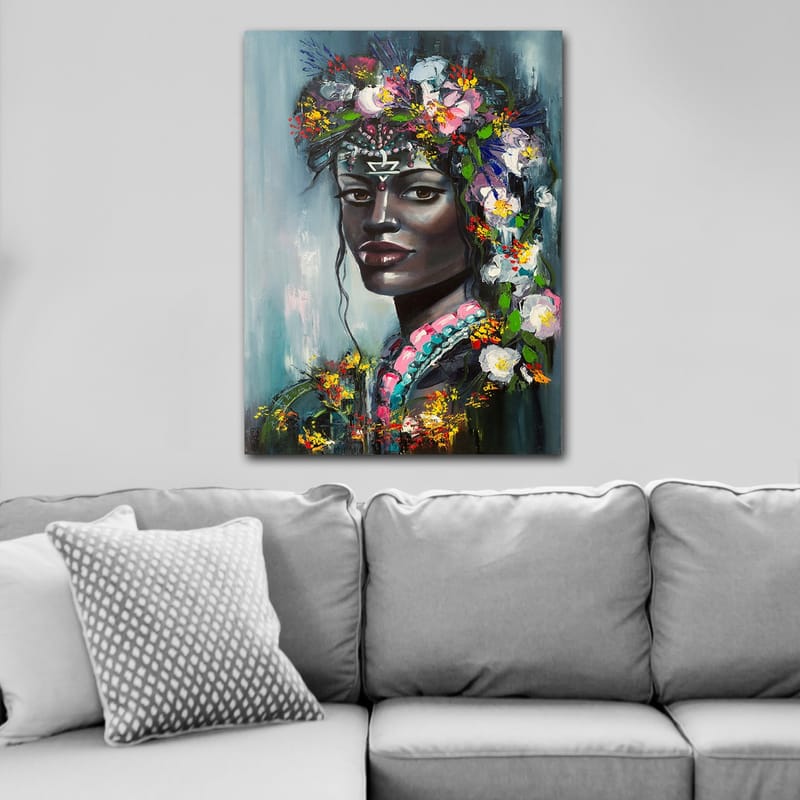 Canvastavla 70x100 cm - Porträtt av en kvinna med blommor i håret och en mystisk uttryck - Svart / Rosa / Grön - Inredning - Tavlor & konst - Canvastavlor