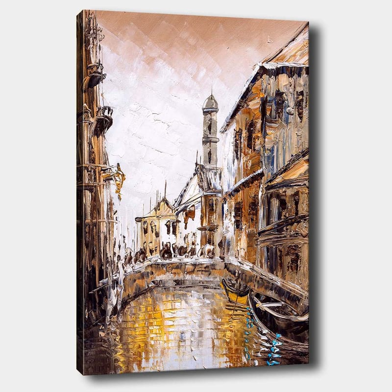 Canvastavla 70x100 cm - Pittoresk kanal med historiska byggnader och båtar i en stadsmiljö, Guld / Brun / Vit
