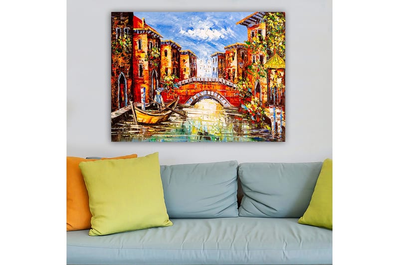 Canvastavla 70x100 cm - Pittoresk kanal med färgglada byggnader och en båt som glider fram under en bro - Orange / Blå / Grön - Inredning - Tavlor & konst - Canvastavlor
