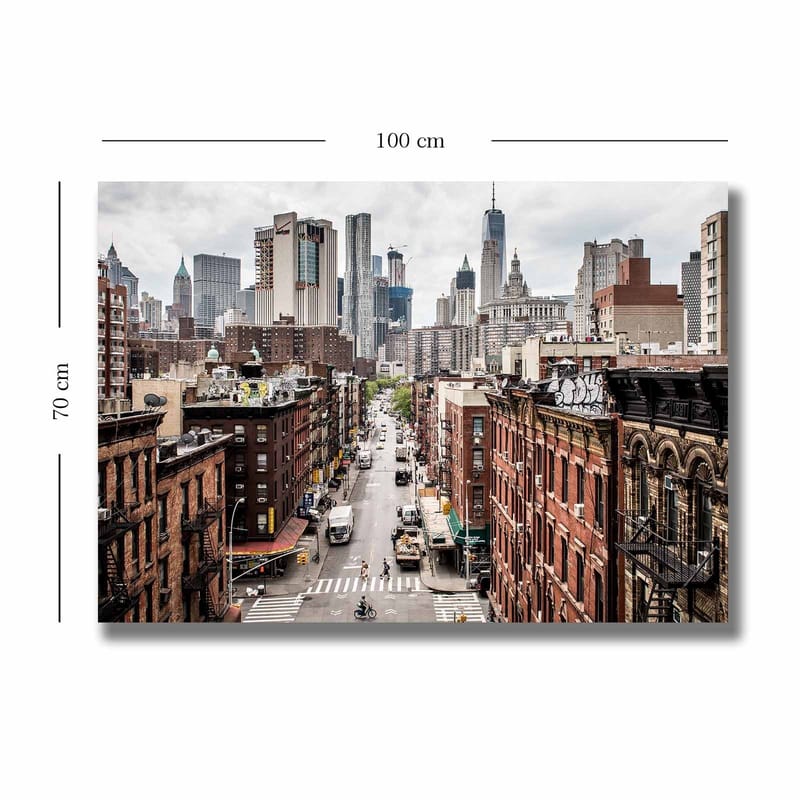 Canvastavla 70x100 cm - Panoramavy av en stad med höga byggnader och livliga gator - Mörkröd / Grå / Beige - Inredning - Tavlor & konst - Canvastavlor