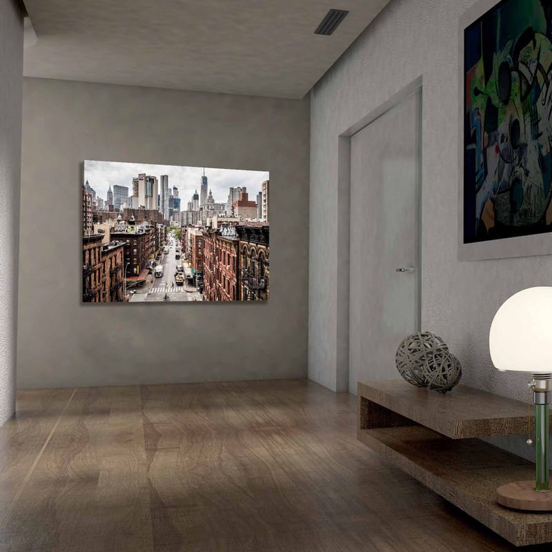 Canvastavla 70x100 cm - Panoramavy av en stad med höga byggnader och livliga gator - Mörkröd / Grå / Beige - Inredning - Tavlor & konst - Canvastavlor