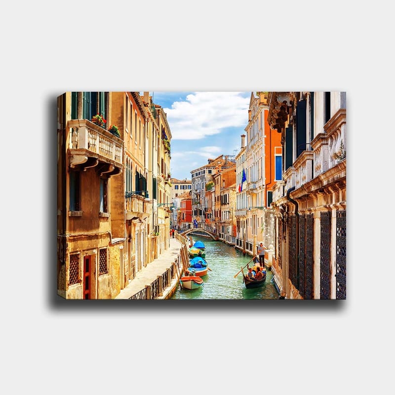 Canvastavla 70x100 cm - Pittoresk kanal i Venedig med färgglada byggnader och båtar - Terrakotta / Blå / Grön - Inredning - Tavlor & konst - Canvastavlor