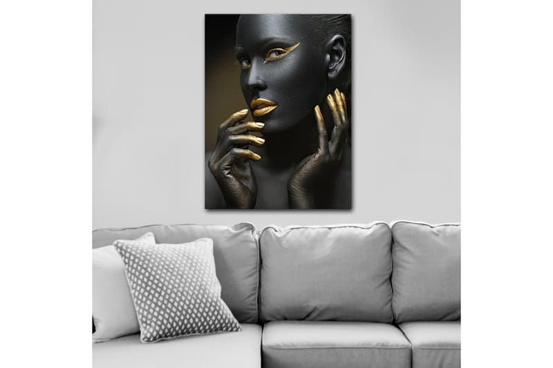 Canvastavla 70x100 cm - Porträtt av en kvinna med svart ansiktsmålning och guldiga detaljer - Svart / Guld - Inredning - Tavlor & konst - Canvastavlor