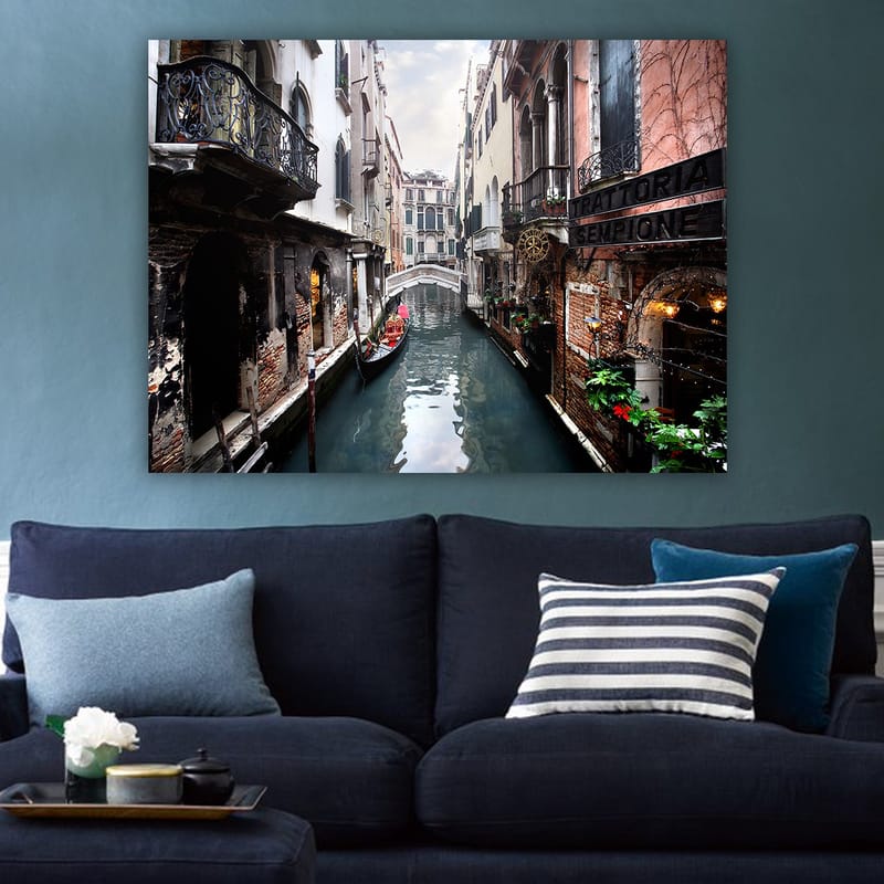 Canvastavla 70x100 cm - Pittoresk kanal i Venedig med gondoler och historiska byggnader - Mörkblå / Tegelröd / Grön - Inredning - Tavlor & konst - Canvastavlor