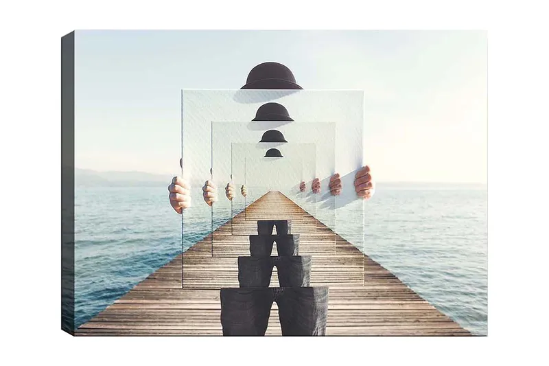 Canvastavla 70x100 cm - Person som håller upp flera genomskinliga skivor som skapar en illusion av djup och perspektiv på en brygga vid vattnet, Blå / Svart / Vit