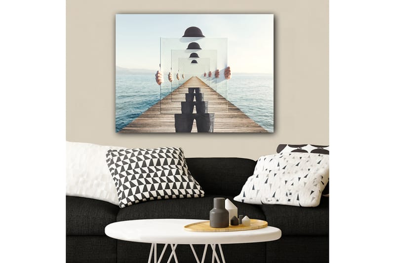 Canvastavla 70x100 cm - Person som håller upp flera genomskinliga skivor som skapar en illusion av djup och perspektiv på en brygga vid vattnet - Blå / Svart / Vit - Inredning - Tavlor & konst - Canvastavlor