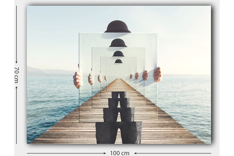 Canvastavla 70x100 cm - Person som håller upp flera genomskinliga skivor som skapar en illusion av djup och perspektiv på en brygga vid vattnet - Blå / Svart / Vit - Inredning - Tavlor & konst - Canvastavlor