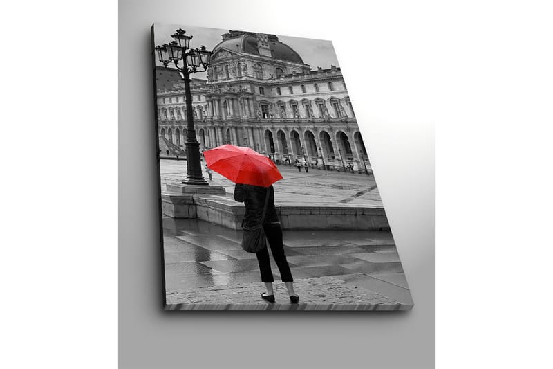 Canvastavla 70x100 cm - Person står med ett rött paraply i en regnig stadsmiljö framför en historisk byggnad - Röd / Svart - Inredning - Tavlor & konst - Canvastavlor