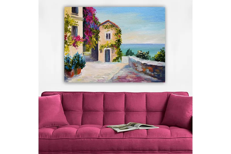 Canvastavla 70x100 cm - Pittoresk kustscen med färgglada hus och blommor som omger en lugn gata vid havet - Blå / Grön / Rosa - Inredning - Tavlor & konst - Canvastavlor