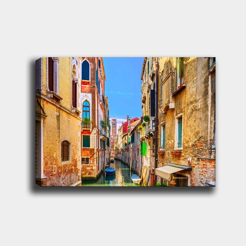 Canvastavla 70x100 cm - Pittoresk kanal i Venedig omgiven av färgglada byggnader, Gult / Rött / Grönt