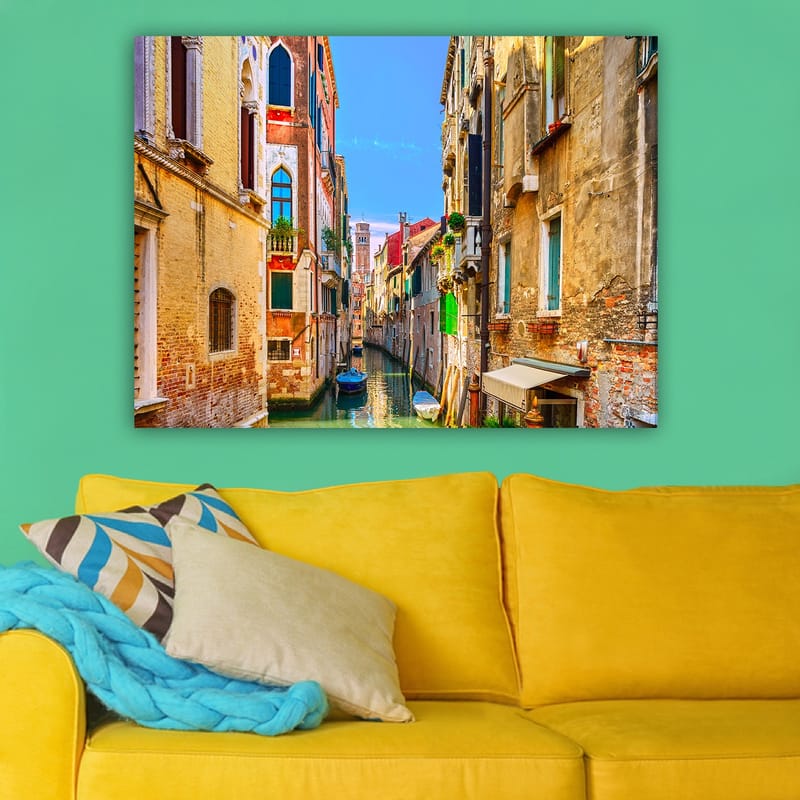 Canvastavla 70x100 cm - Pittoresk kanal i Venedig omgiven av färgglada byggnader - Gult / Rött / Grönt - Inredning - Tavlor & konst - Canvastavlor