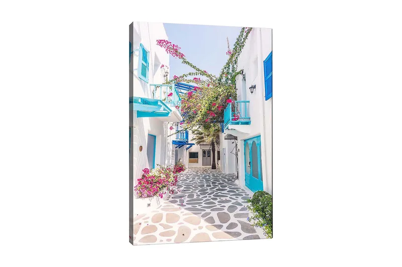 Canvastavla 70x100 cm - Pittoresk gränd med vita hus och färgglada blommor i en medelhavsmiljö, Blå / Rosa / Vit