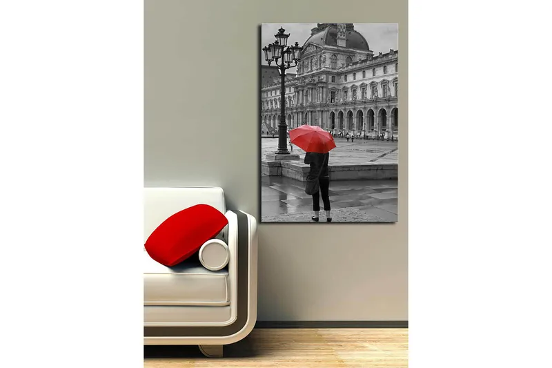 Canvastavla 70x100 cm - Person står med ett rött paraply i en regnig stadsmiljö framför en historisk byggnad - Röd / Svart - Inredning - Tavlor & konst - Canvastavlor