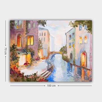 Canvastavla 70x100 cm - Pittoresk kanal med färgglada hus och en bro som speglas i vattnet - Ljusblå / Lila / Orange - Inredning - Tavlor & konst - Canvastavlor