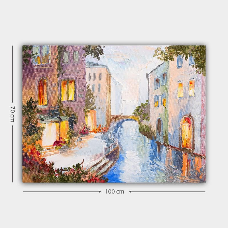 Canvastavla 70x100 cm - Pittoresk kanal med färgglada hus och en bro som speglas i vattnet - Ljusblå / Lila / Orange - Inredning - Tavlor & konst - Canvastavlor