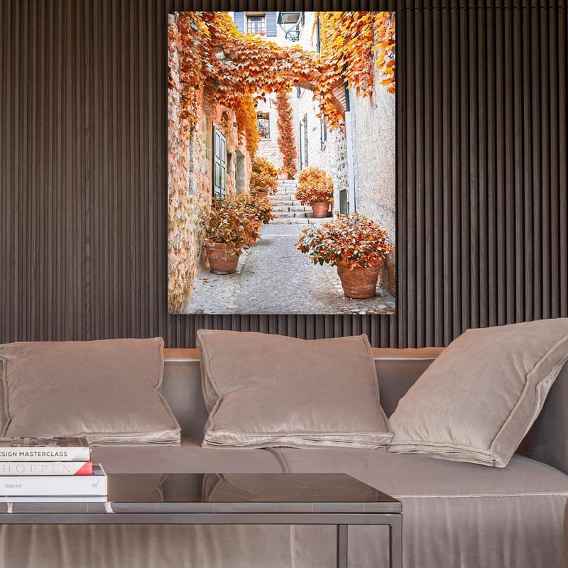 Canvastavla 70x100 cm - Pittoresk gränd omgiven av färgglada höstlöv och krukväxter - Orange / Brunt / Gult - Inredning - Tavlor & konst - Canvastavlor