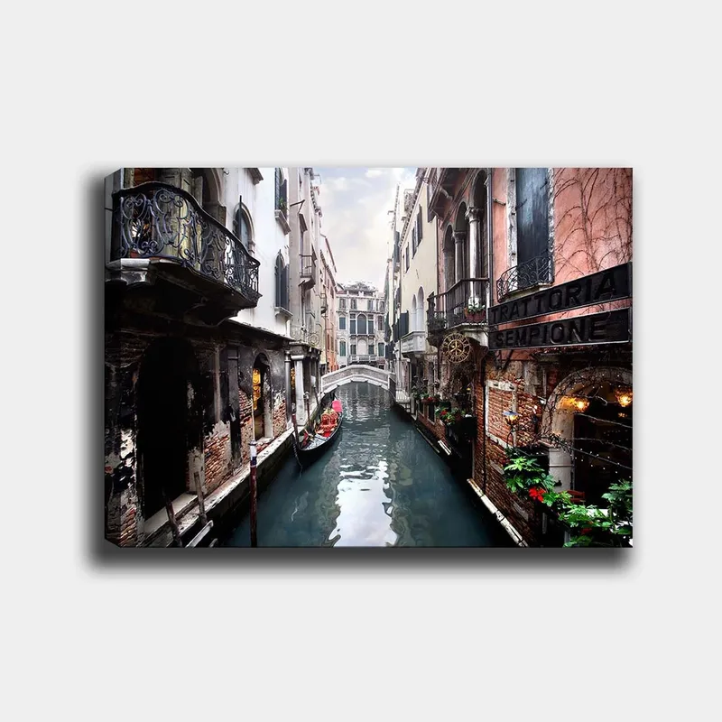 Canvastavla 70x100 cm - Pittoresk kanal i Venedig med gondoler och historiska byggnader - Mörkblå / Tegelröd / Grön - Inredning - Tavlor & konst - Canvastavlor
