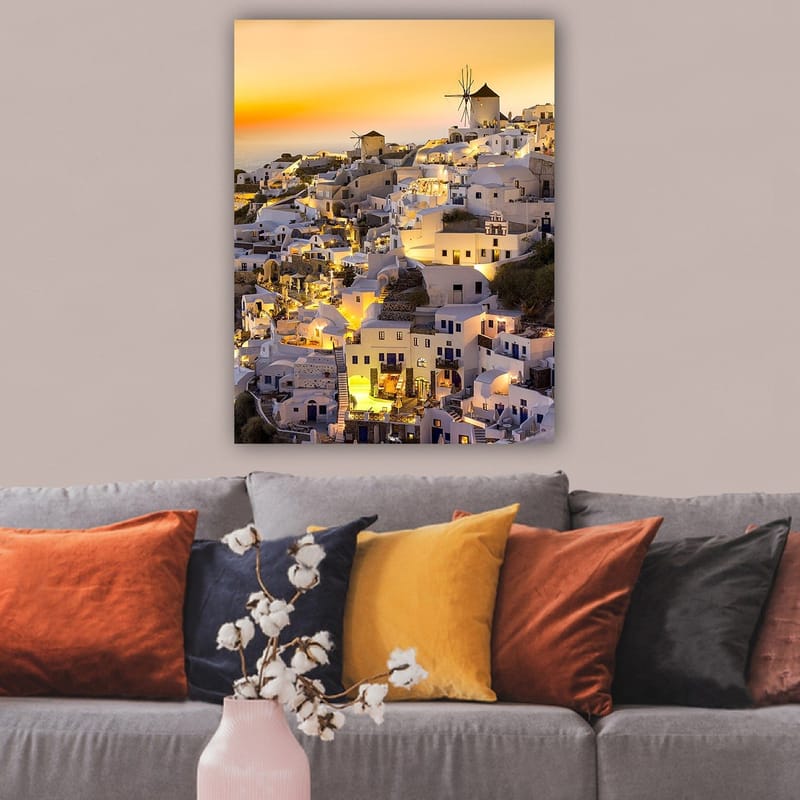 Canvastavla 70x100 cm - Pittoresk vy av Santorini med vita hus och en vindmölla i solnedgångens ljus - Vit / Gul / Orange - Inredning - Tavlor & konst - Canvastavlor