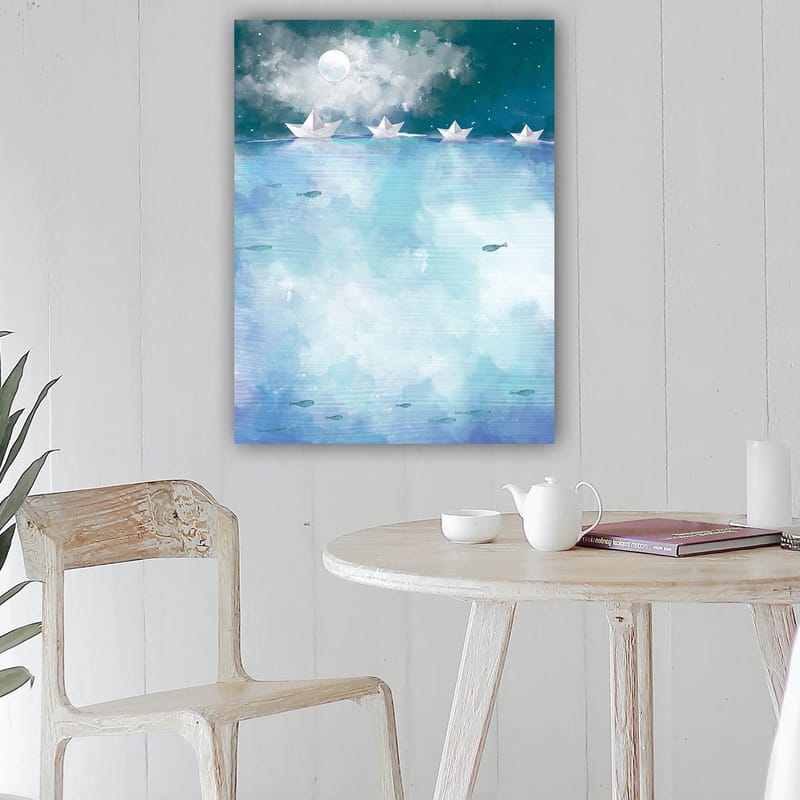 Canvastavla 70x100 cm - Pappersbåtar som seglar på en lugn, blå sjö under en stjärnklar natt med en måne - Ljusblå / Turkos / Vit - Inredning - Tavlor & konst - Canvastavlor