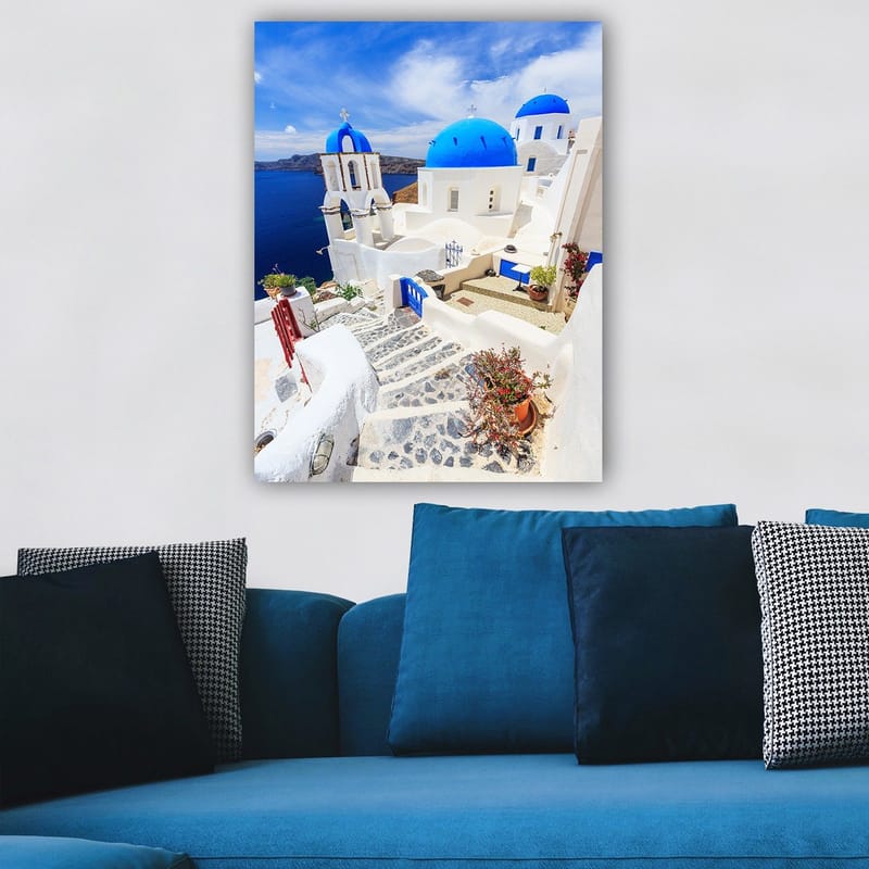 Canvastavla 70x100 cm - Pittoresk vy av vita hus med blå kupoler och en stenlagd väg i en grekisk ö-miljö - Blå / Vit - Inredning - Tavlor & konst - Canvastavlor
