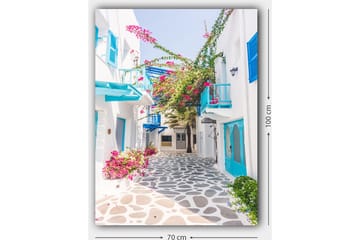Canvastavla 70x100 cm - Pittoresk gränd med vita hus och färgglada blommor i en medelhavsmiljö - Blå / Rosa / Vit - Inredning - Tavlor & konst - Canvastavlor