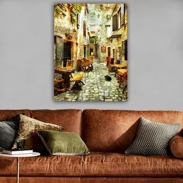 Canvastavla 70x100 cm - Pittoresk gränd med träbord och stolar, omgiven av gamla stenhus - Brun / Grå / Grön - Inredning - Tavlor & konst - Canvastavlor