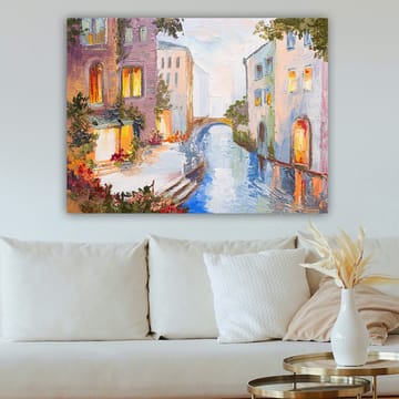 Canvastavla 70x100 cm - Pittoresk kanal med färgglada hus och en bro som speglas i vattnet - Ljusblå / Lila / Orange - Inredning - Tavlor & konst - Canvastavlor