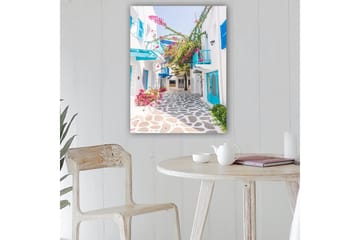 Canvastavla 70x100 cm - Pittoresk gränd med vita hus och färgglada blommor i en medelhavsmiljö - Blå / Rosa / Vit - Inredning - Tavlor & konst - Canvastavlor