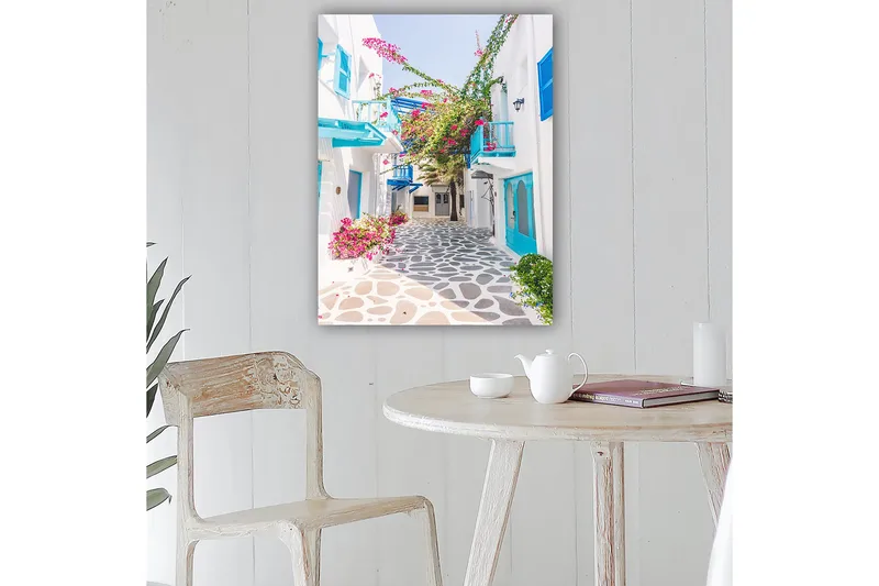 Canvastavla 70x100 cm - Pittoresk gränd med vita hus och färgglada blommor i en medelhavsmiljö - Blå / Rosa / Vit - Inredning - Tavlor & konst - Canvastavlor