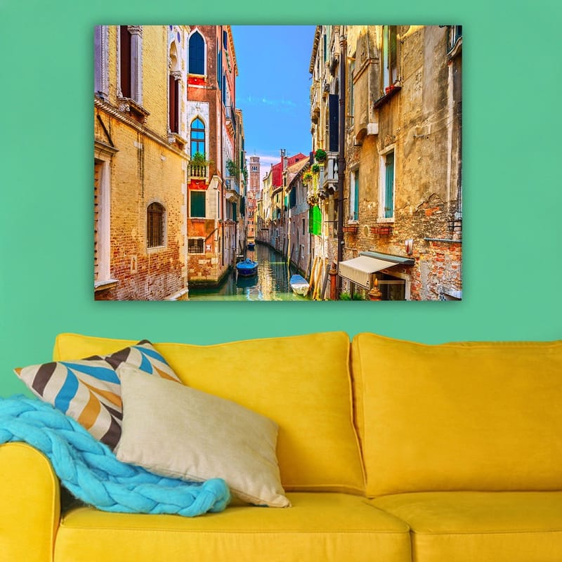 Canvastavla 70x100 cm - Pittoresk kanal i Venedig omgiven av färgglada byggnader - Gult / Rött / Grönt - Inredning - Tavlor & konst - Canvastavlor