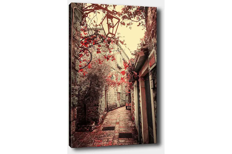 Canvastavla 70x100 cm - Pittoresk gränd kantad av gamla byggnader och blommor i röd nyans - Röd / Beige - Inredning - Tavlor & konst - Canvastavlor