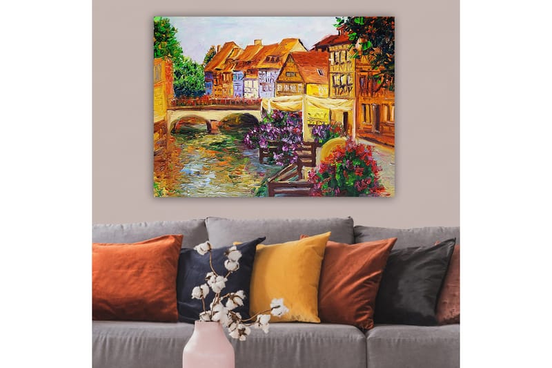 Canvastavla 70x100 cm - Pittoresk kanal med färgglada hus och blommor som pryder kanten - Grön / Lila / Orange - Inredning - Tavlor & konst - Canvastavlor